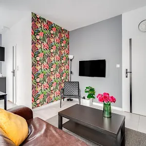 https://monkey-apartment-700m-main-square-self-check-in-24h.hotelswroclaw.com